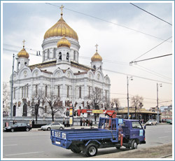Перевозка грузов в центре Москвы у Храма Христа Спасителя маленьким манипулятором.