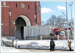 Перевозка бытовки манипулятором, выезд манипулятора из Боровитских ворот Кремля.
