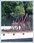 Фотография пирамиды для перевозки ящиков со стеклом на платформе манипулятора.