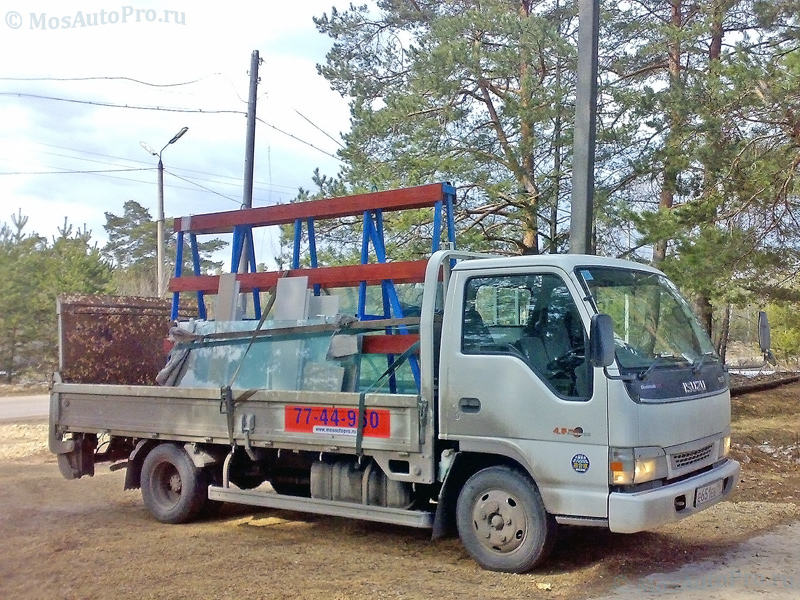 Перевозка листового стекла на пирамиде машиной с гидролифтом (гидробортом) в город Боровск.