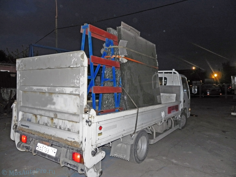 Перевозка листового стекла 2,5х2,15 метра на пирамиде машиной с гидролифтом (гидробортом) в город Вышний Волочек.