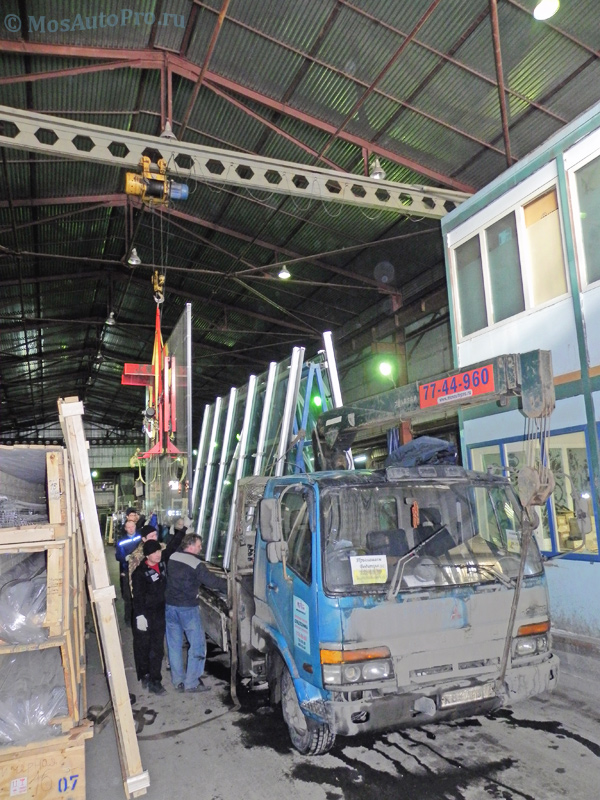 Загрузка большого стеклопакета размером 5,98 на 2,98 метра и весом более 1 тонны вакуумным подъемником на пирамиду манипулятора на стекольном заводе в городе Дзержинский.
