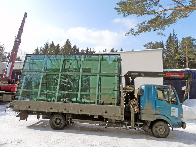 Перевозка больших стеклопакетов весом более 1 тонны машиной с краном манипулятором и пирамидой в Кунцево 9.