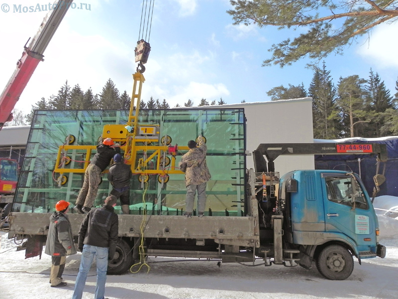 Разгрузка большого тяжелого стеклопакета с использованием вакуумной крановой присоски 1400 кг фирмы pannkoke.