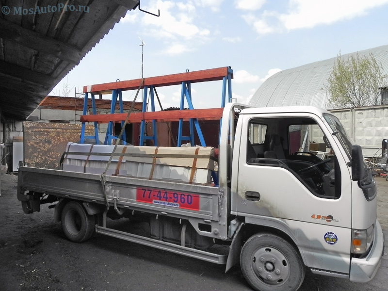 Перевозка распашных дверей высотой более 3 метров грузовиком с гидробортом.