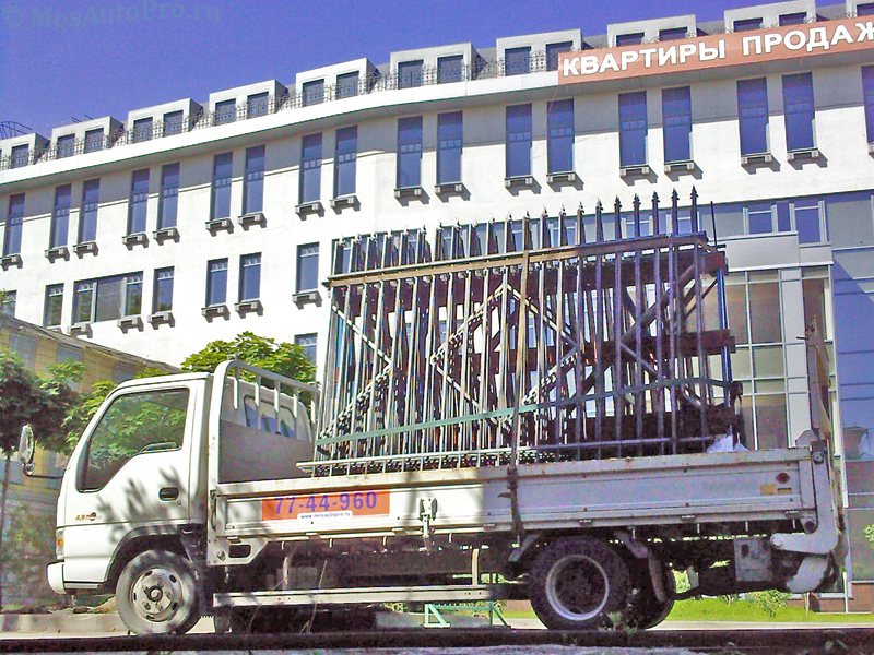 Перевозка металлического забора машиной с гидробортом в центре Москвы.