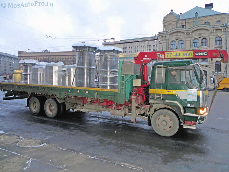 Перевозка вентиляционного оборудования длинномерной машиной с краном манипулятором Новая площадь в центре Москвы.