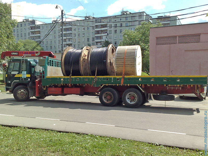 Перевозка кабеля в деревянных барабанах диаметром 2,2 и 1,8 метра машиной с кран манипулятором.