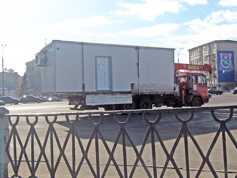 Перевозка офисно-жилого модуля манипулятором в центре Москвы пересечение Боровицкой и Манежной улицы.