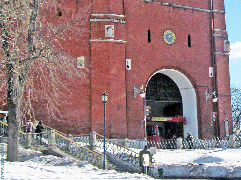 Выезд манипулятора со строительной бытовкой из Боровицких ворот Кремля.
