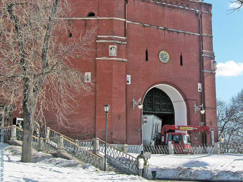 Выезд манипулятора с офисно-жилым модулем длинной 9 метров из Боровицких ворот Московского Кремля.