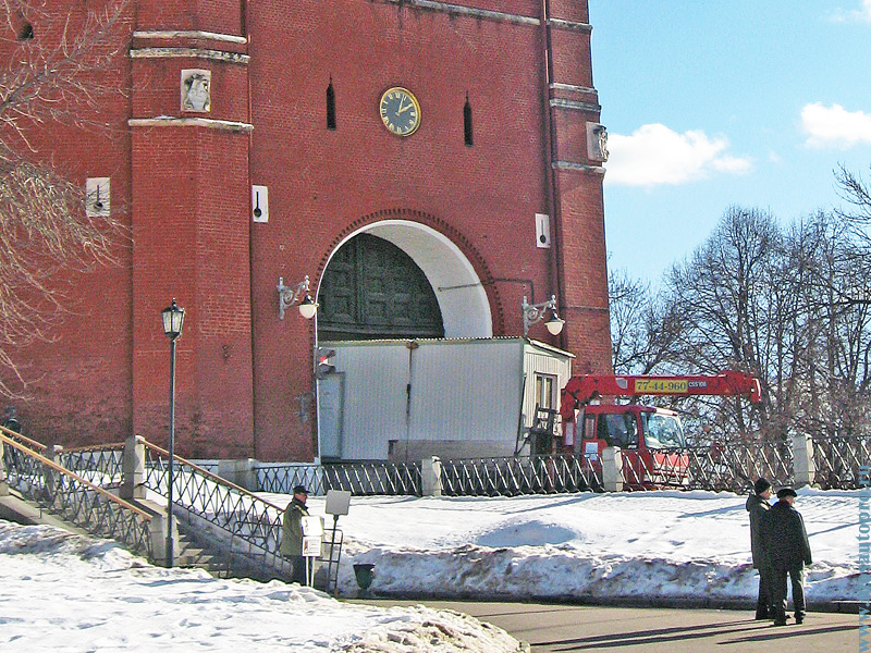 Проезд манипулятора со строительной бытовкой через Боровицкие ворота Московского Кремля.