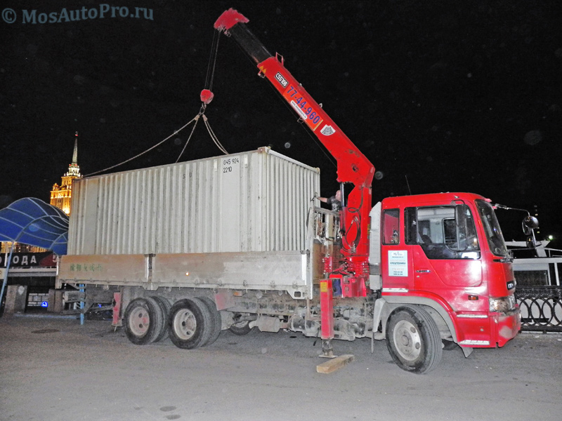 Перевозка 20 футового контейнера манипулятором в ночное время с Краснопресненской набережной.