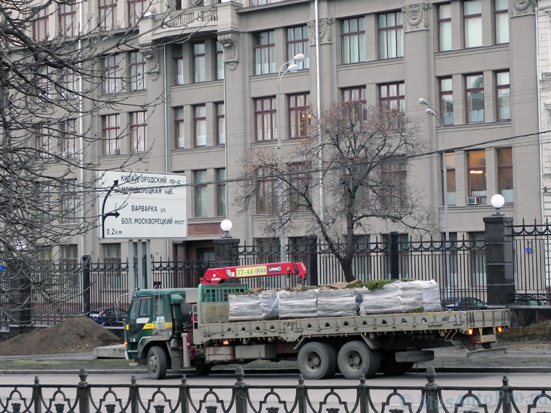 Перевозка рулонных газонов манипулятором длинномером Старая Площадь в центре Москвы.
