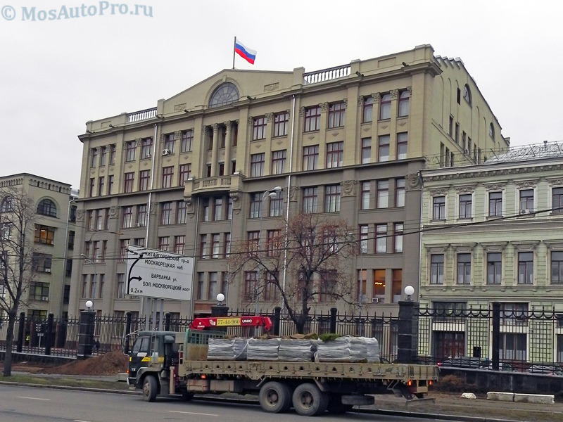 Перевозка газонов в центре Москвы манипулятором длинномером.