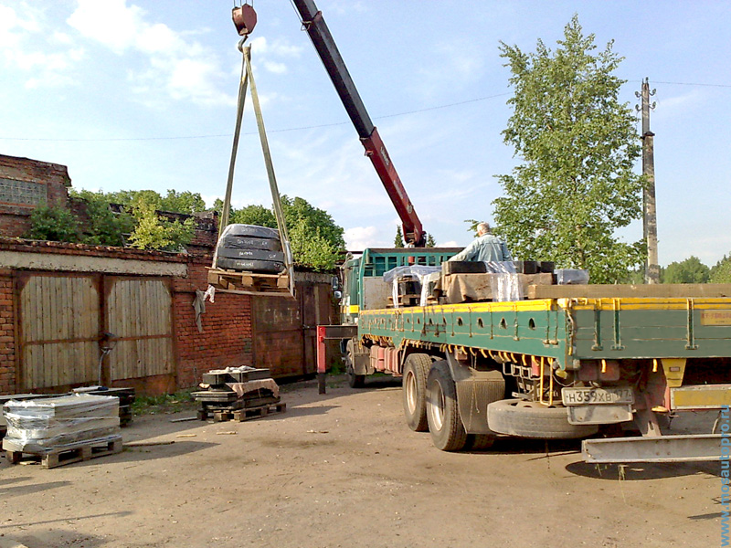 Перевозка гранитных плит в паллетах машиной с кран манипулятором грузоподъемностью платформы 14 тонн.