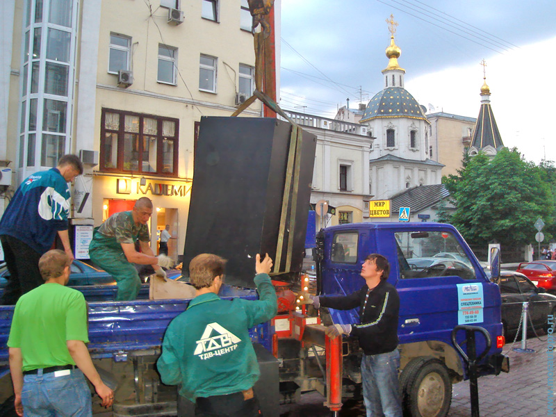 Перевозка сейфов 500 кг и 700 кг в центре Москвы ул. Б. Никитская миниманипулятором.