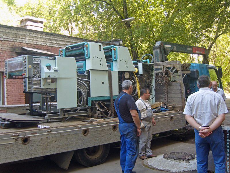 Перевозка печатного станка весом 4,5 тонны на машине с краном манипулятором.
