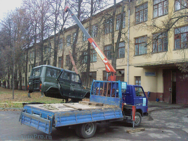 Монтаж кузова и шасси автомобиля УАЗ машиной с краном манипулятором на территории НАМИ.