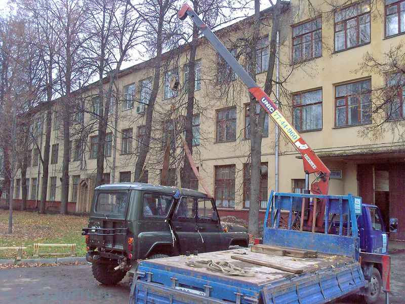 Монтаж автомобиля УАЗ машиной с кран манипулятором на территории НАМИ.