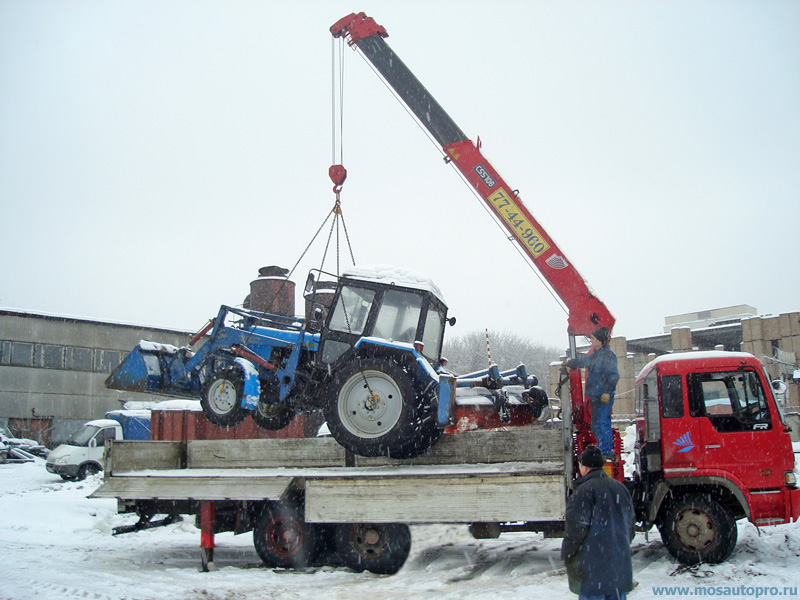 Погрузка трактора Беларусь машиной с краном манипулятором, аренда манипуляторов для эвакуации с полной погрузкой.