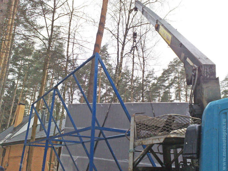 Монтаж металлоконструкции высотой 3,5 метра с помощью крана манипулятора.