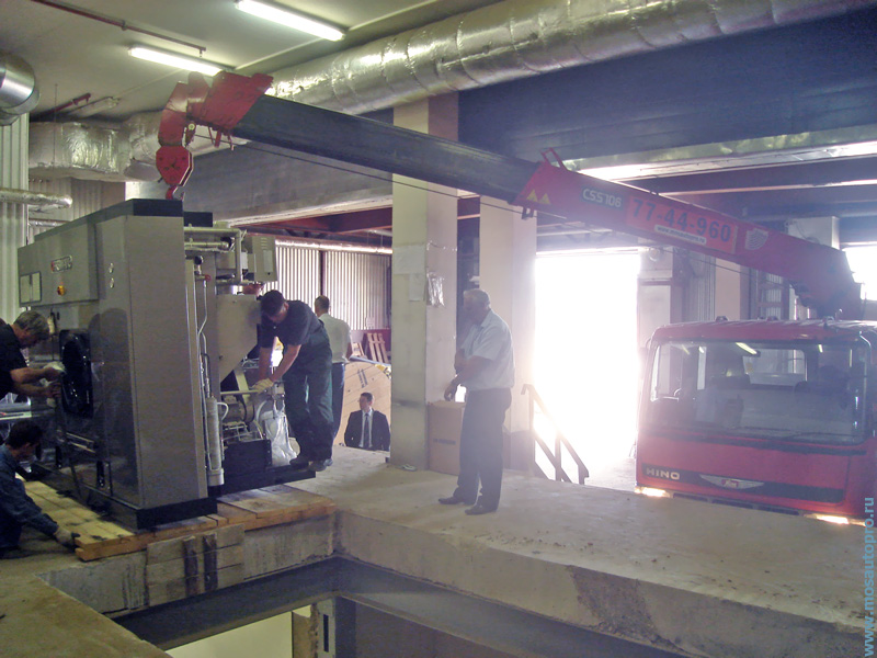 Монтажные работы по установке стирального оборудования манипулятором внутри помещения.