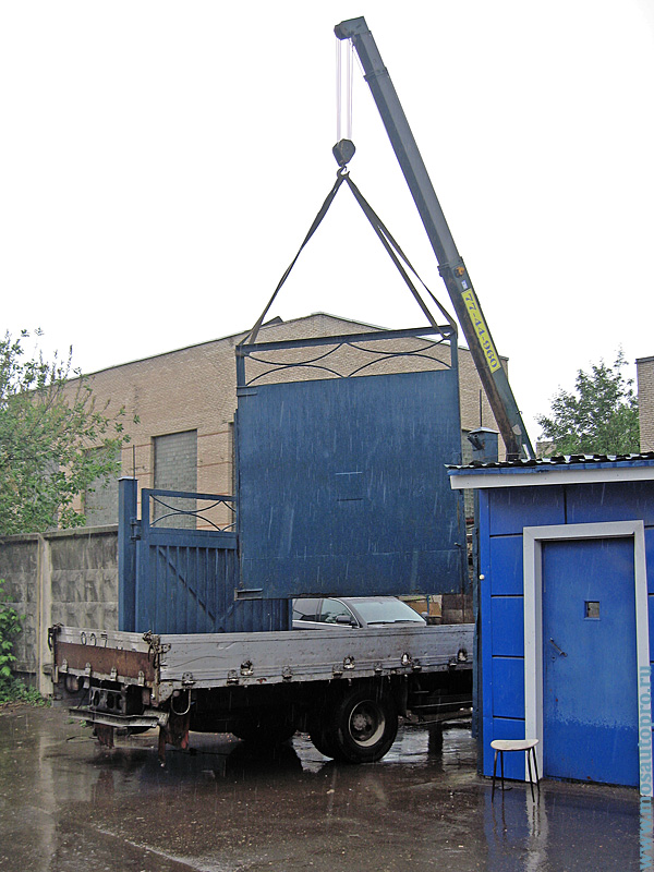 Демонтаж металлических ворот машиной с кран манипулятором в Химках.