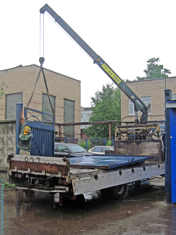 Демонтаж секции распашных металлических ворот манипулятором в Химках.