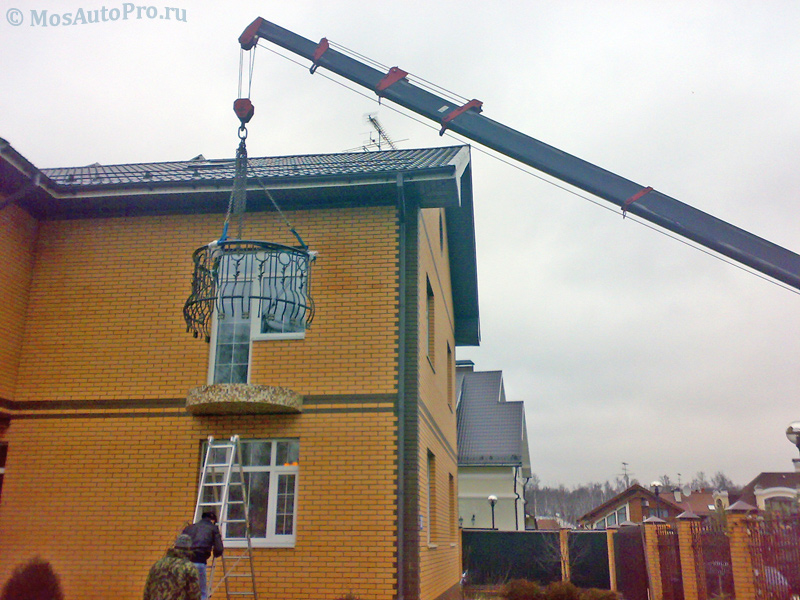 Монтаж кованного ограждения балкона манипулятором в элитном коттеджном поселке в Подмосковье.