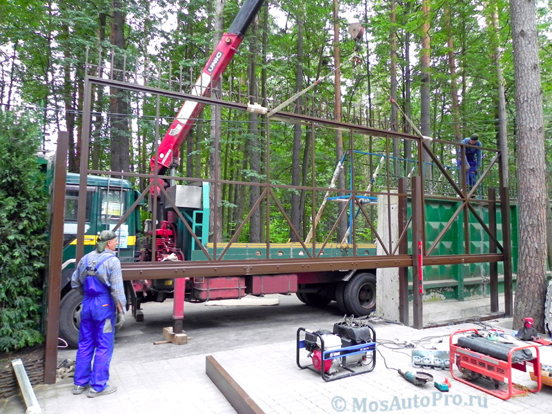 Монтаж металлических откатных ворот длинной 8 метров манипулятором.