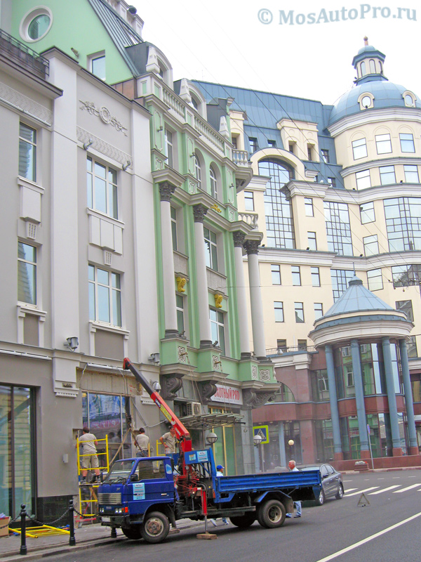 Монтаж стеклянного козырька с помощью маленького манипулятора на улице Садовническая.