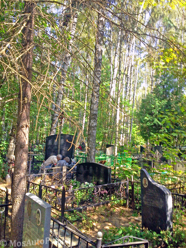 Демонтаж гранитного надгробного камня манипулятором мощной стрелой на Химкинском кладбище.