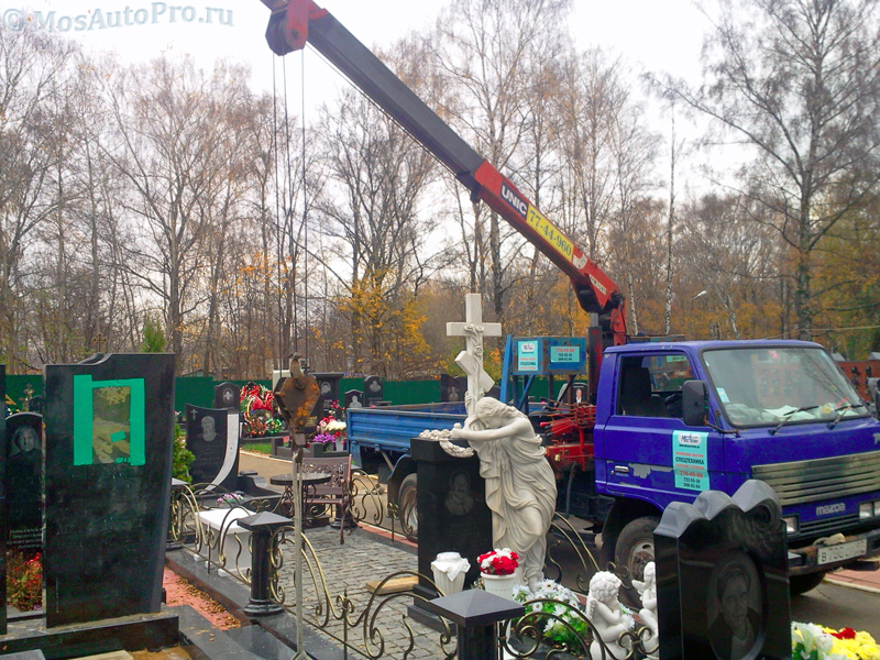 Монтаж надгробия на кладбище маленьким манипулятором.
