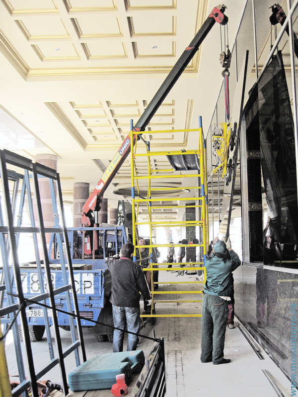 Монтаж тяжелого витринного стеклопакета в отеле Лотте Плаза Москва с помощью вакуумной присоски.