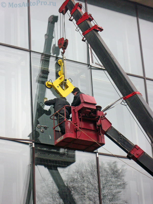 Монтаж большого стеклопакета на высоте 12 метров с помощью манипулятора и автовышки.