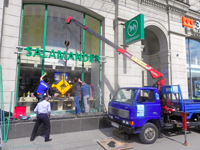 Замена стеклопакета в центре Москвы маленьким манипулятором с вакуумным подъемником магазина Salamander.
