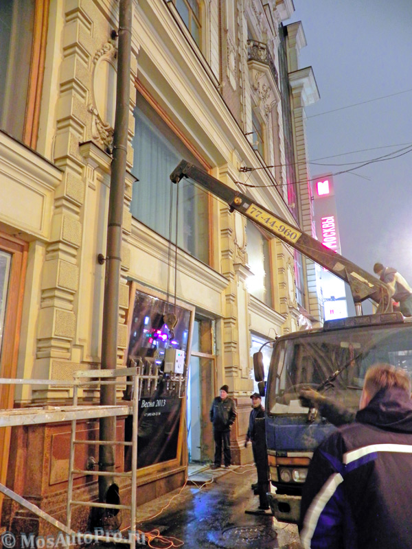 Демонтаж джамбо стеклопакета манипулятором с вакуумным подъемником в ночное время гостиница Националь в центре Москвы.