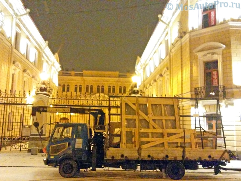 Перевозка на пирамиде стекла манипулятором из Москвы в Санкт-Петербург.