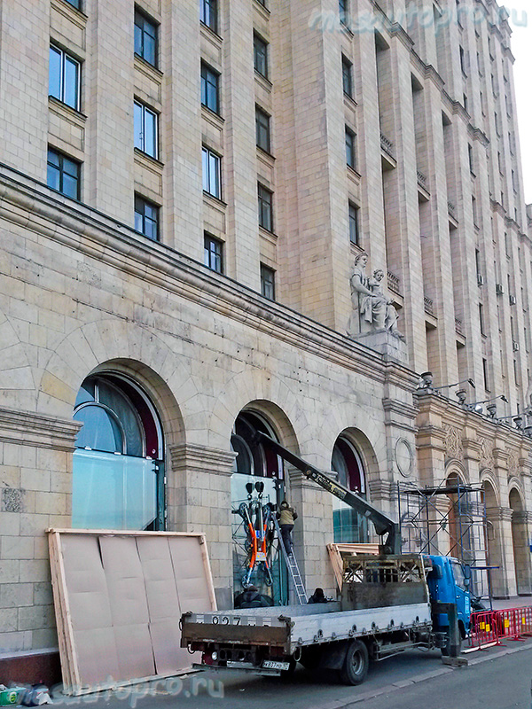 Монтаж манипулятором с вакуумной присоской тяжелого стеклопакета в высотном здании Кудринская площадь.