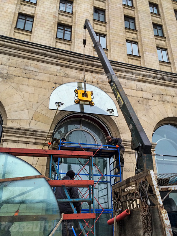 Монтаж стеклопакета манипулятором с вакуумным подъемником на 500 кг на Красной пресне в высотном здании.