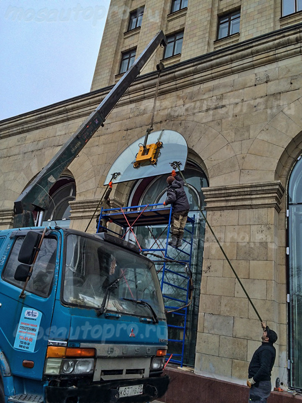 Монтаж стеклопакета манипулятором с автономной вакуумной присоской на 500 кг в центре Москвы.