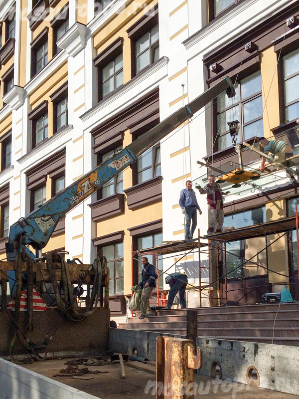 Монтаж стекла козырька манипулятором с автономным вакуумным подъемником в центре Москвы.