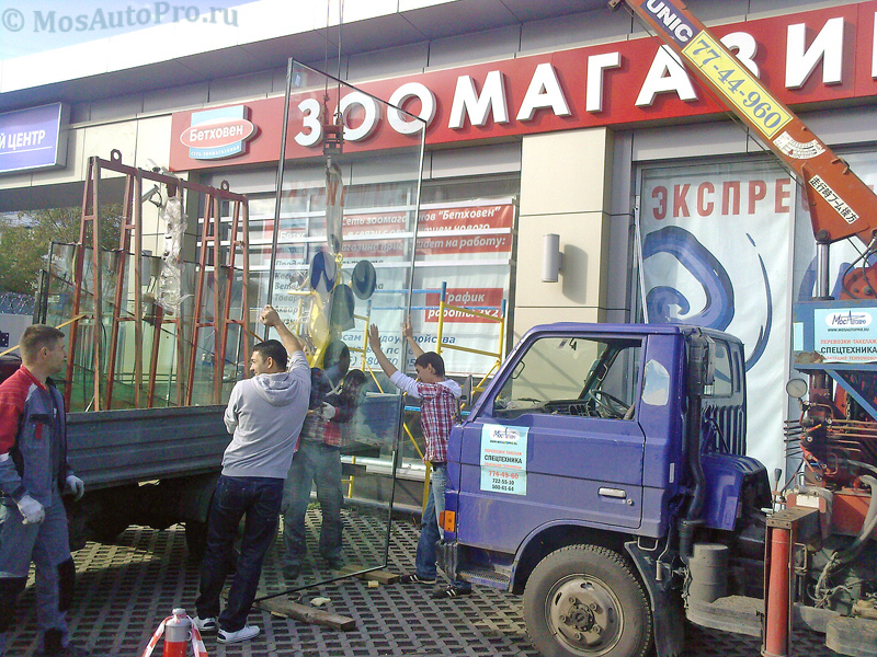 Замена большого стеклопакета с использованием вакуумной присоски и небольшого манипулятора в центре Москвы.