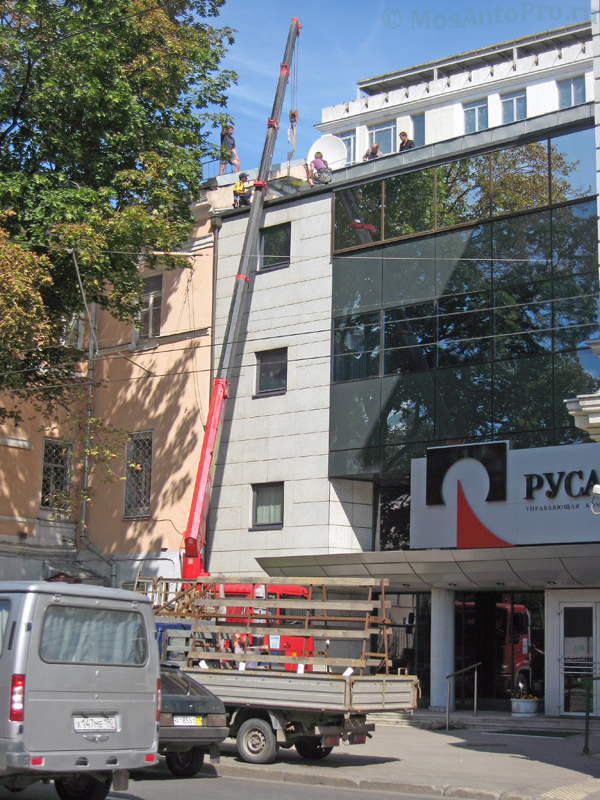 Демонтаж большого стеклопакета на уровне 4 этажа манипулятором с вакуумной присоской в центре Москвы.