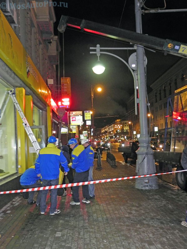 Демонтаж джамбо стеклопакета манипулятором с вакуумной присоской на улице 1-ая Тверская-Ямская в ночное время.
