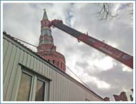 Погрузка строительной бытовки на территории Московского Кремля возле Беклемишевской (Москворецкой) башни.