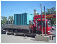 Перевозка железнодорожного контейнера полностью загруженного весом 5 тонн манипулятором.