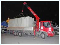 Перевозка 20 футового контейнера манипулятором в ночное время с Краснопресненской набережной.