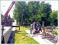 Монтаж и перевозка манипулятором надгробного памятника Митинское кладбище.